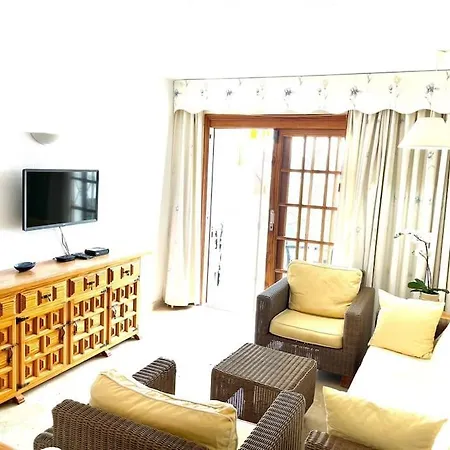Elegant 2 Bedroom Duplex On Frontline Of Tenerife's With Gorgeous Sea Views! דירה אדחה